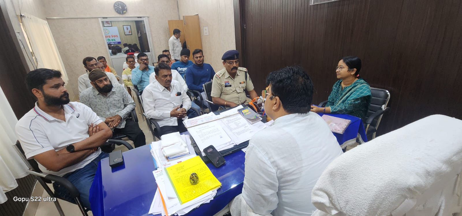 नगर निगम कार्यालय में डेयरी व्यवसायियों से चर्चा करते हुए महापौर रामू रोहरा। नगर निगम कार्यालय में डेयरी व्यवसायियों से चर्चा करते हुए महापौर रामू रोहरा।