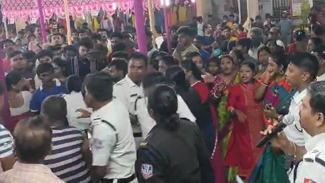 डीजे बंद करवाने पहुंची पुलिस टीम पर हमला, 12 पुलिसकर्मी घायल डीजे बंद करवाने पहुंची पुलिस टीम पर हमला, 12 पुलिसकर्मी घायल