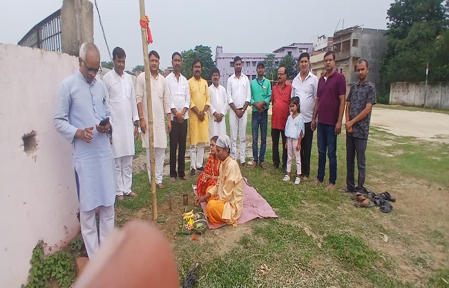 सीतामढ़ी में आरएसएस के प्रथम वर्ग प्रशिक्षण को लेकर भूमि पूजन करते स्वयंसेवक