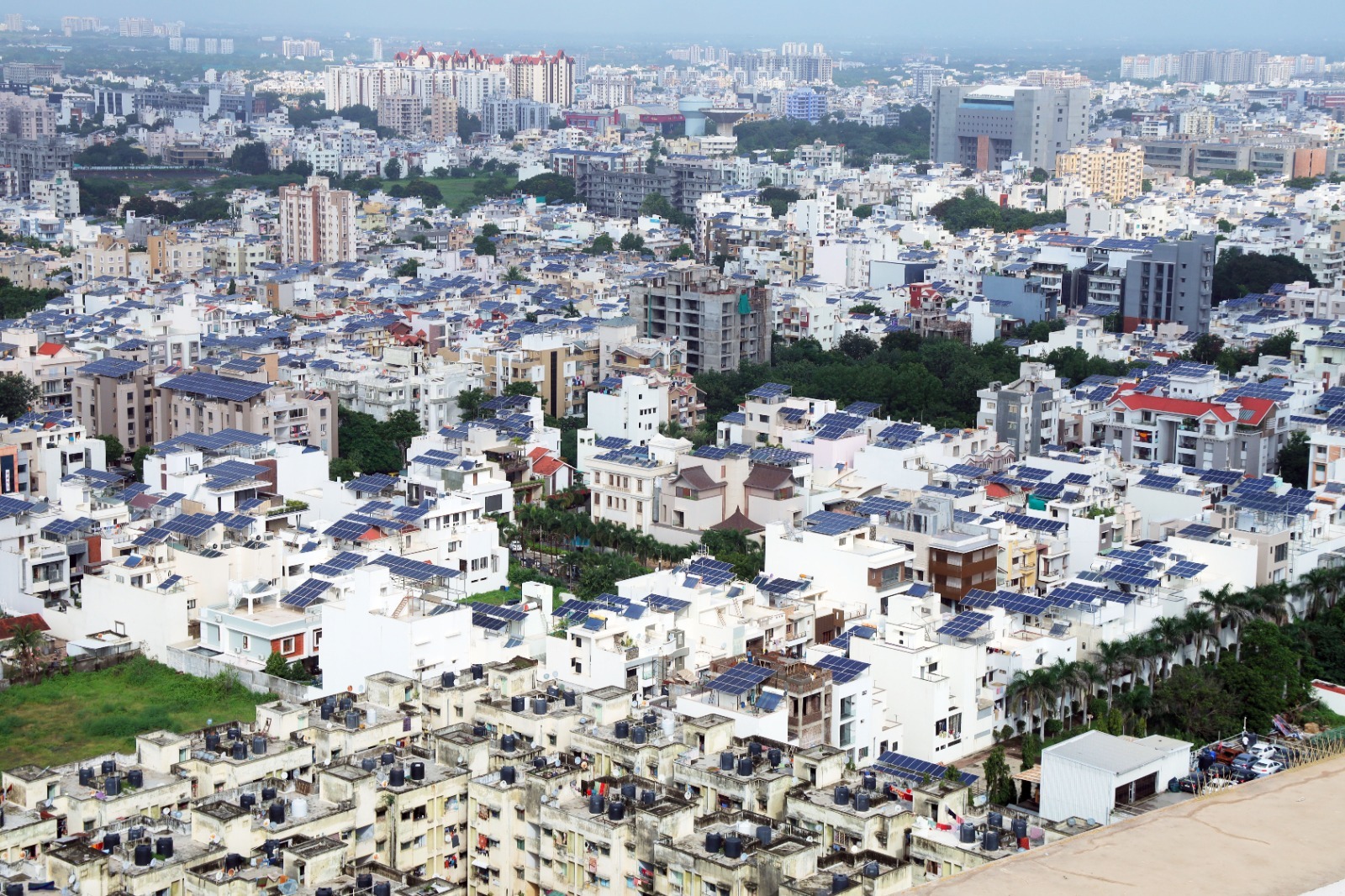 गुजरात के घरों पर सोलर पैनल। गुजरात के घरों पर सोलर पैनल।