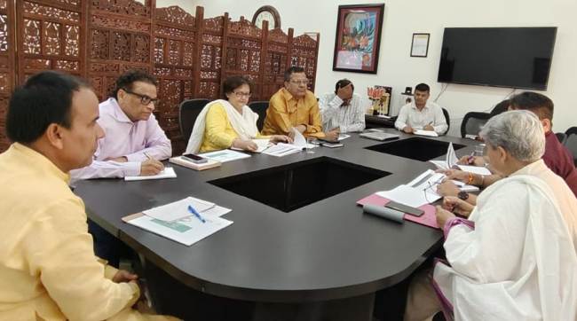 सहकारिता की समीक्षा बैठक में अधिकारियाें से चर्चा करते डाॅ धन सिंह। सहकारिता की समीक्षा बैठक में अधिकारियाें से चर्चा करते डाॅ धन सिंह।