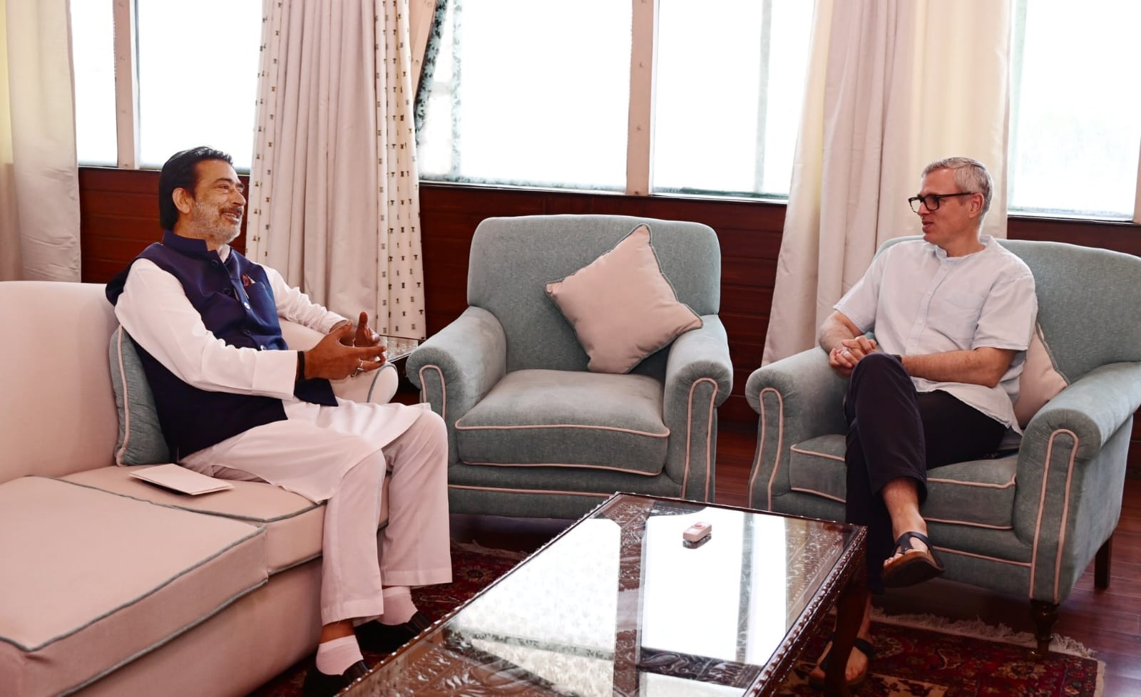 गुलाम अहमद मीर ने सीएम उमर अब्दुल्ला से मुलाकात की, पहलगाम नरसंहार के बाद कश्मीर पर्यटन को पुनर्जीवित करने की मांग की गुलाम अहमद मीर ने सीएम उमर अब्दुल्ला से मुलाकात की, पहलगाम नरसंहार के बाद कश्मीर पर्यटन को पुनर्जीवित करने की मांग की