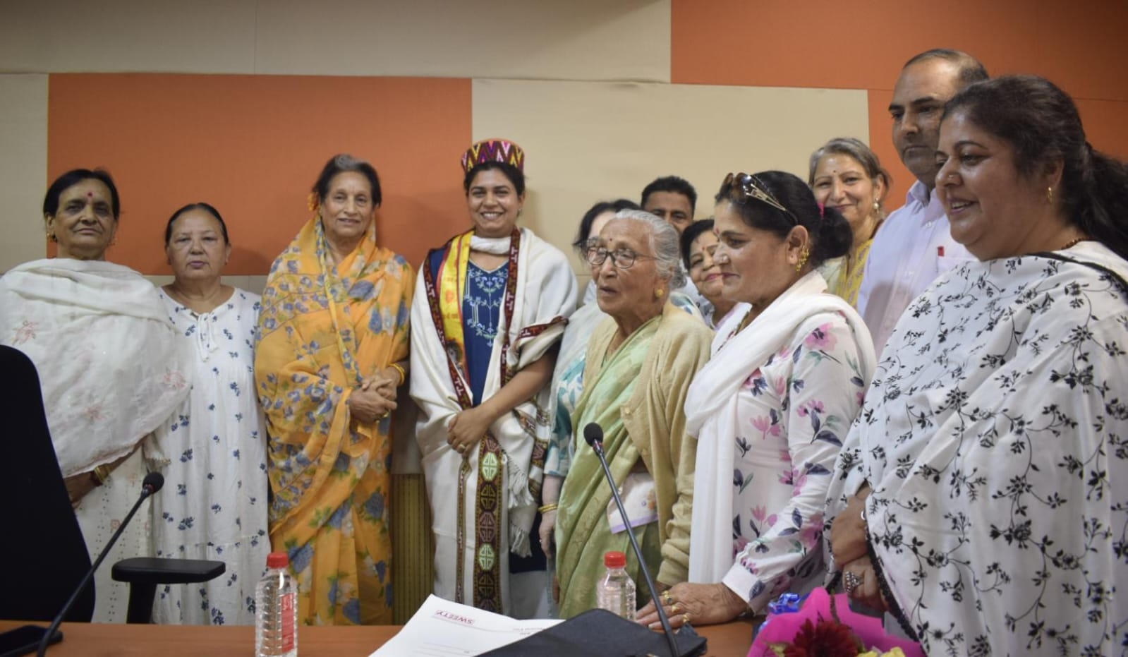 बैठक के दौरान रेड क्रॉस सोसाइटी की नामित अध्यक्ष और अन्य। बैठक के दौरान रेड क्रॉस सोसाइटी की नामित अध्यक्ष और अन्य।