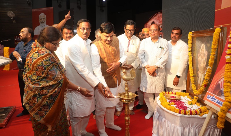 उज्जैनः मुख्यमंत्री डॉ. यादव देवी अहिल्याबाई होलकर महानाट्य मंचन में हुए शामिल उज्जैनः मुख्यमंत्री डॉ. यादव देवी अहिल्याबाई होलकर महानाट्य मंचन में हुए शामिल
