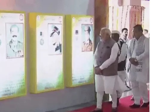 प्रधानमंत्री मोदी शूरवीरों की प्रदर्शनी का अवलोकन करते हुए। प्रधानमंत्री मोदी शूरवीरों की प्रदर्शनी का अवलोकन करते हुए।