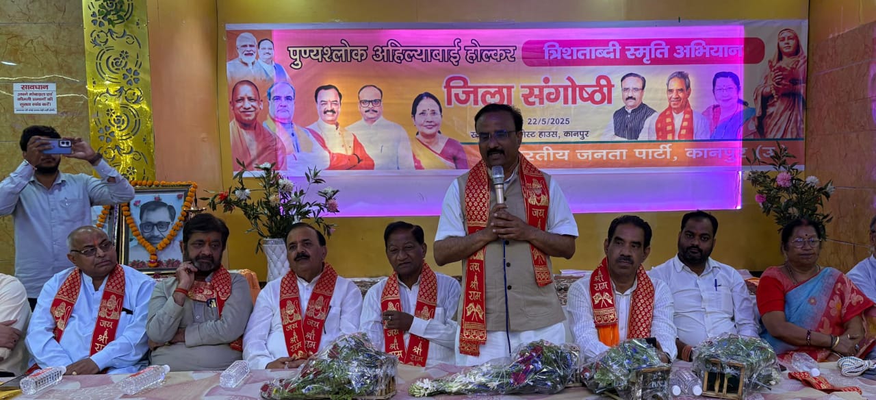 जिलाध्यक्ष संगोष्ठी की अध्यक्षता करते हुए जिलाध्यक्ष संगोष्ठी की अध्यक्षता करते हुए