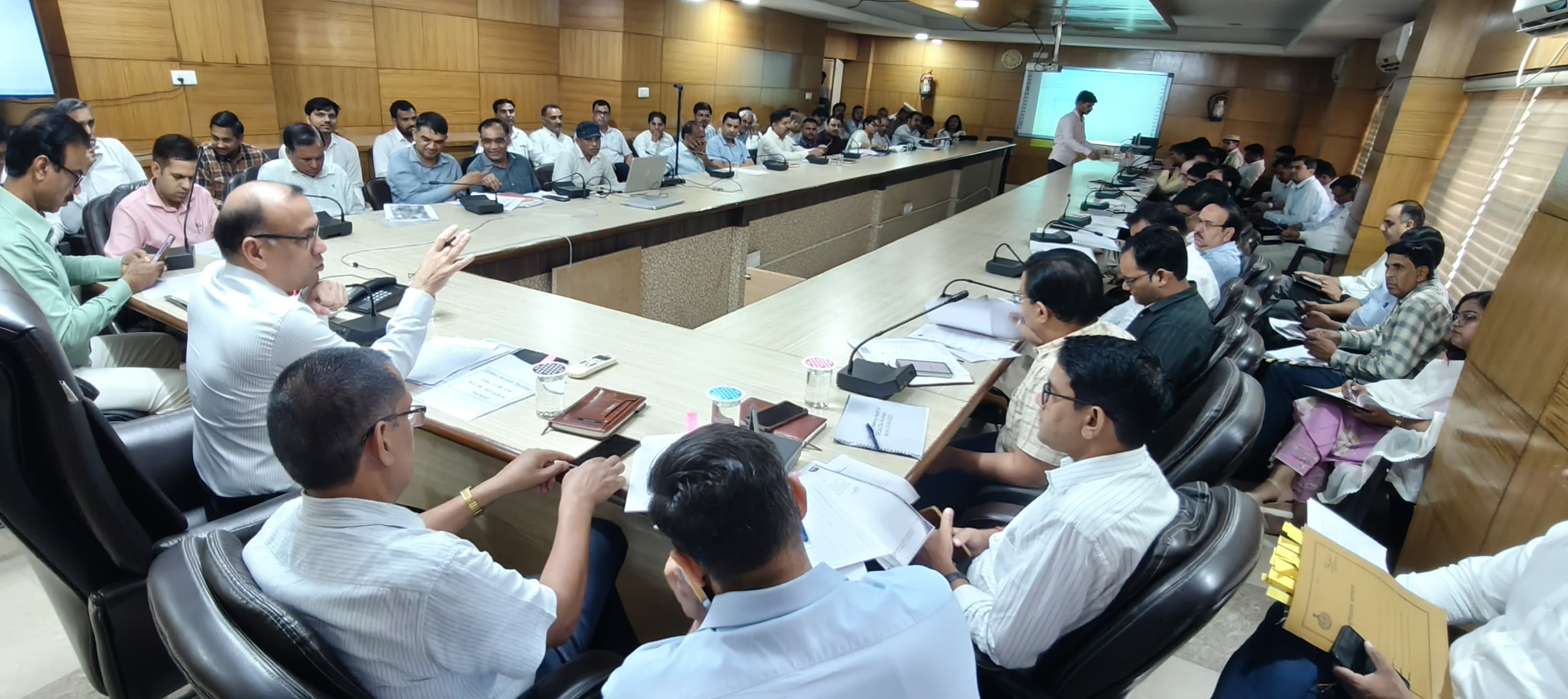 अधिकारियों की बैठक लेते उपायुक्त डॉ विवेक भारती। अधिकारियों की बैठक लेते उपायुक्त डॉ विवेक भारती।
