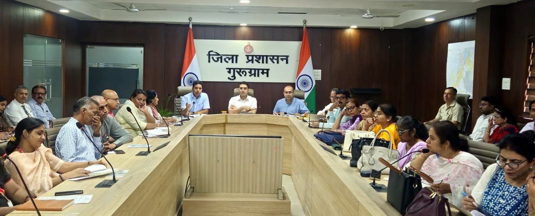 गुरुग्राम में यूपीएससी की प्रारंभिक परीक्षा को लेकर बैठक करते करते डीसी अजय कुमार।