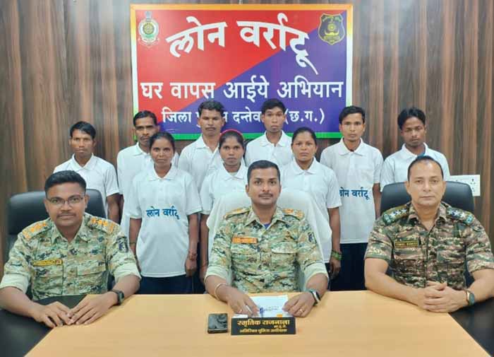 9 नक्सलियों ने किया आत्मसमर्पण 9 नक्सलियों ने किया आत्मसमर्पण