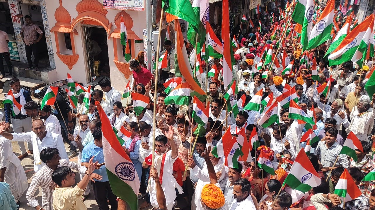 सेना के सम्मान में ऑपरेशन सिंदूर की सफलता पर निकाली विशाल तिरंगा वाहन यात्रा उमड़ा देशभक्ति का सैलाब, सैकड़ो की संख्या में तिरंगा यात्रा में उमड़ी भीड़ 1 सेना के सम्मान में ऑपरेशन सिंदूर की सफलता पर निकाली विशाल तिरंगा वाहन यात्रा उमड़ा देशभक्ति का सैलाब, सैकड़ो की संख्या में तिरंगा यात्रा में उमड़ी भीड़ 1