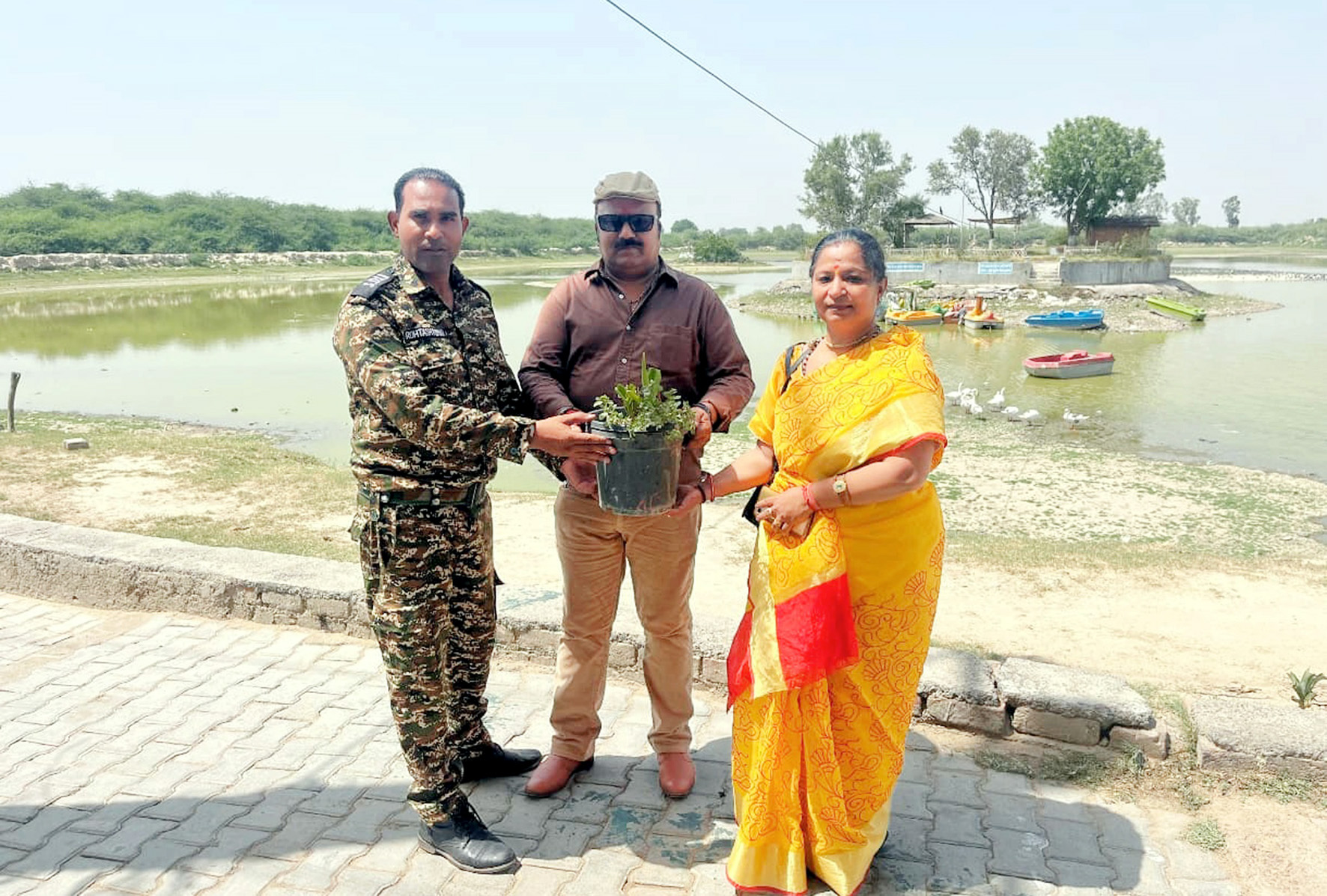 ब्लू बर्ड क्षेत्र में प्रवीण हिन्दू को सम्मरानित करते सेल्फ डिफेंस सोसायटी के अध्यक्ष रोहतास कुमार। ब्लू बर्ड क्षेत्र में प्रवीण हिन्दू को सम्मरानित करते सेल्फ डिफेंस सोसायटी के अध्यक्ष रोहतास कुमार।