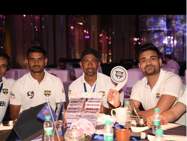बंगाल के विकेटकीपर बल्लेबाज़ रिद्धिमान साहा (बीच में) बंगाल के विकेटकीपर बल्लेबाज़ रिद्धिमान साहा (बीच में)