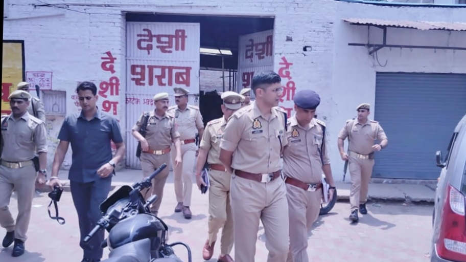 जांच करती पुलिस