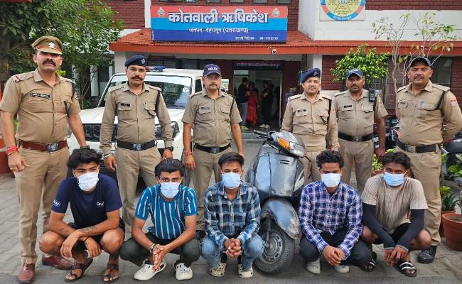 पुलिस की गिरफ्त में पकड़े गए आराेपित।