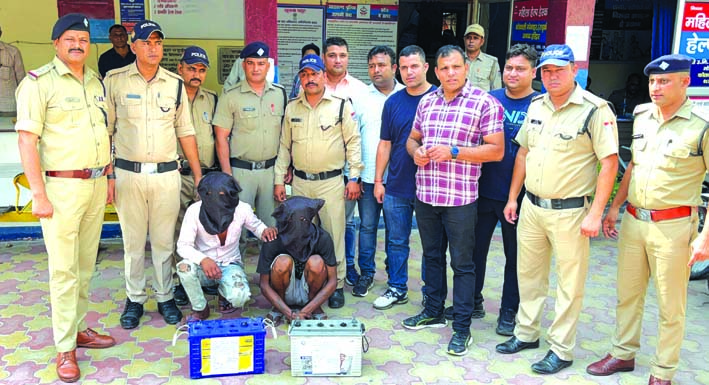 पुिलस िगरफत  में अाराेिपत