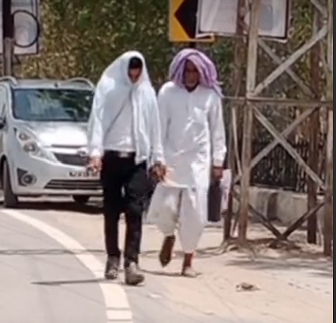 चूरु में एक सप्ताह से गर्मी से लोगों का हाल बेहाल, दोपहर के समय सड़कें सूनी चूरु में एक सप्ताह से गर्मी से लोगों का हाल बेहाल, दोपहर के समय सड़कें सूनी