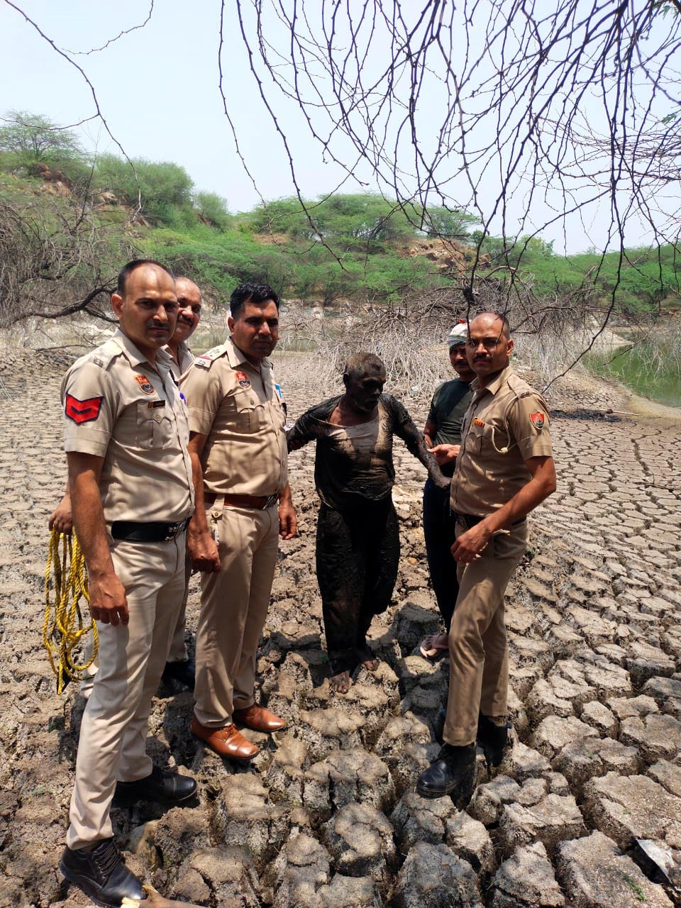 दलदल से निकाला गया बुजुर्ग दलदल से निकाला गया बुजुर्ग