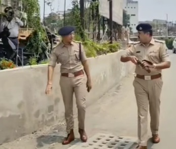 गोलीबारी के बाद घटनास्थल पर जांच करते वरिष्ठ पुलिस अधिकारी डीसीपी भगीरथ गढवी। गोलीबारी के बाद घटनास्थल पर जांच करते वरिष्ठ पुलिस अधिकारी डीसीपी भगीरथ गढवी।