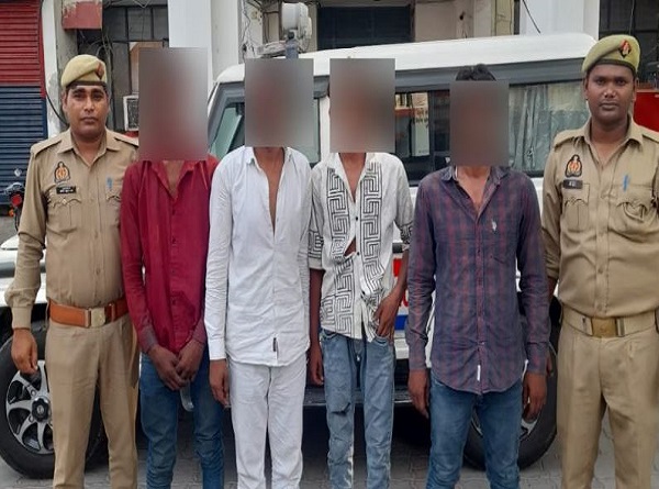 पकडे़ गये आराेपित, साथ में पुलिस टीम पकडे़ गये आराेपित, साथ में पुलिस टीम
