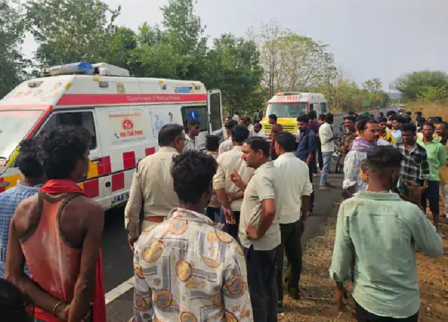 छिंदवाड़ा जिले में बरातियों से भरी बस पटलने के बाद मौके पर पुलिस और ग्रामीण छिंदवाड़ा जिले में बरातियों से भरी बस पटलने के बाद मौके पर पुलिस और ग्रामीण