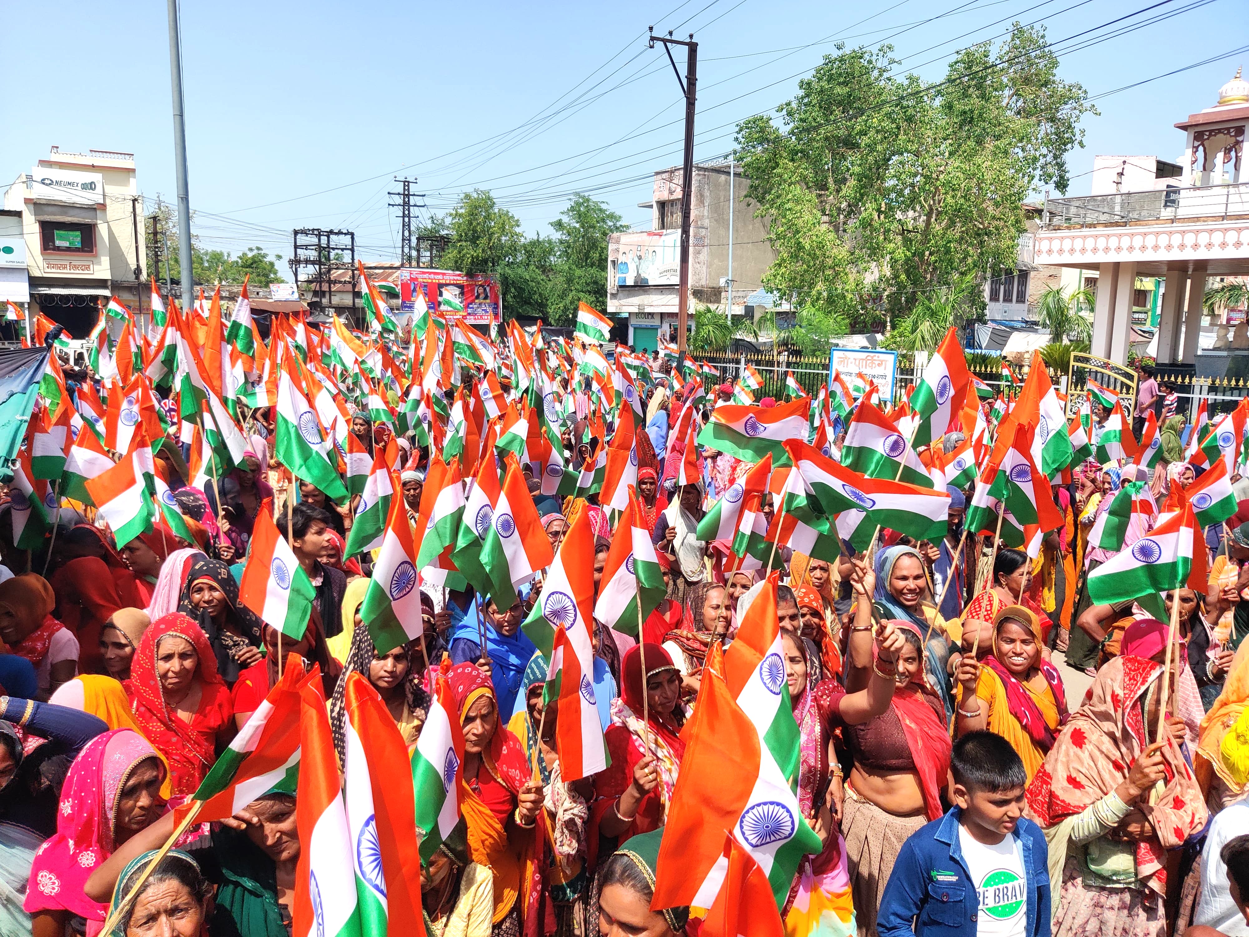 सेना के सम्मान में ऑपरेशन सिंदूर की सफलता पर निकाली विशाल तिरंगा वाहन यात्रा उमड़ा देशभक्ति का सैलाब, सैकड़ो की संख्या में तिरंगा यात्रा में उमड़ी भीड़ 2 सेना के सम्मान में ऑपरेशन सिंदूर की सफलता पर निकाली विशाल तिरंगा वाहन यात्रा उमड़ा देशभक्ति का सैलाब, सैकड़ो की संख्या में तिरंगा यात्रा में उमड़ी भीड़ 2