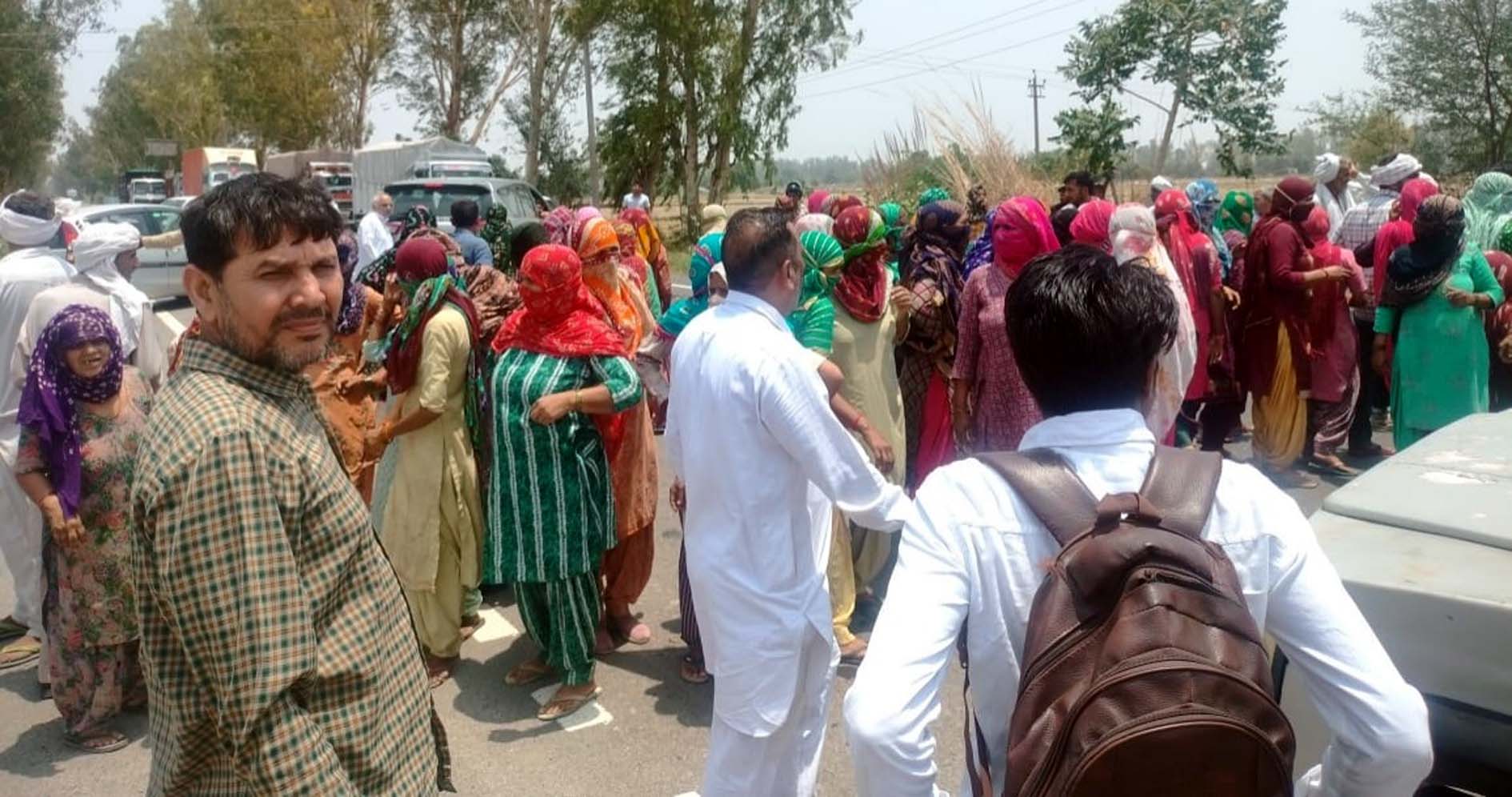सड़क पर जाम लगा रहे ग्रामीण। सड़क पर जाम लगा रहे ग्रामीण।