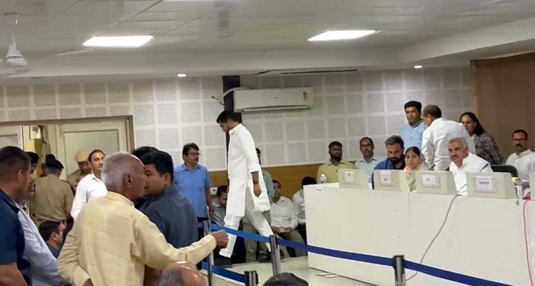 जन परिवाद बैठक से बाहर जाते कांग्रेस विधायक जस्सी पेटवाड़। जन परिवाद बैठक से बाहर जाते कांग्रेस विधायक जस्सी पेटवाड़।