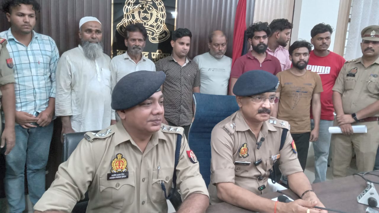 मुरादाबाद के पुलिस लाइन सभागार में अवैध शस्त्र फैक्ट्री का भंडाफोड़ करते एसपी सिटी व सीओ कटघर व पुलिस गिरफ्त में आरोपित।