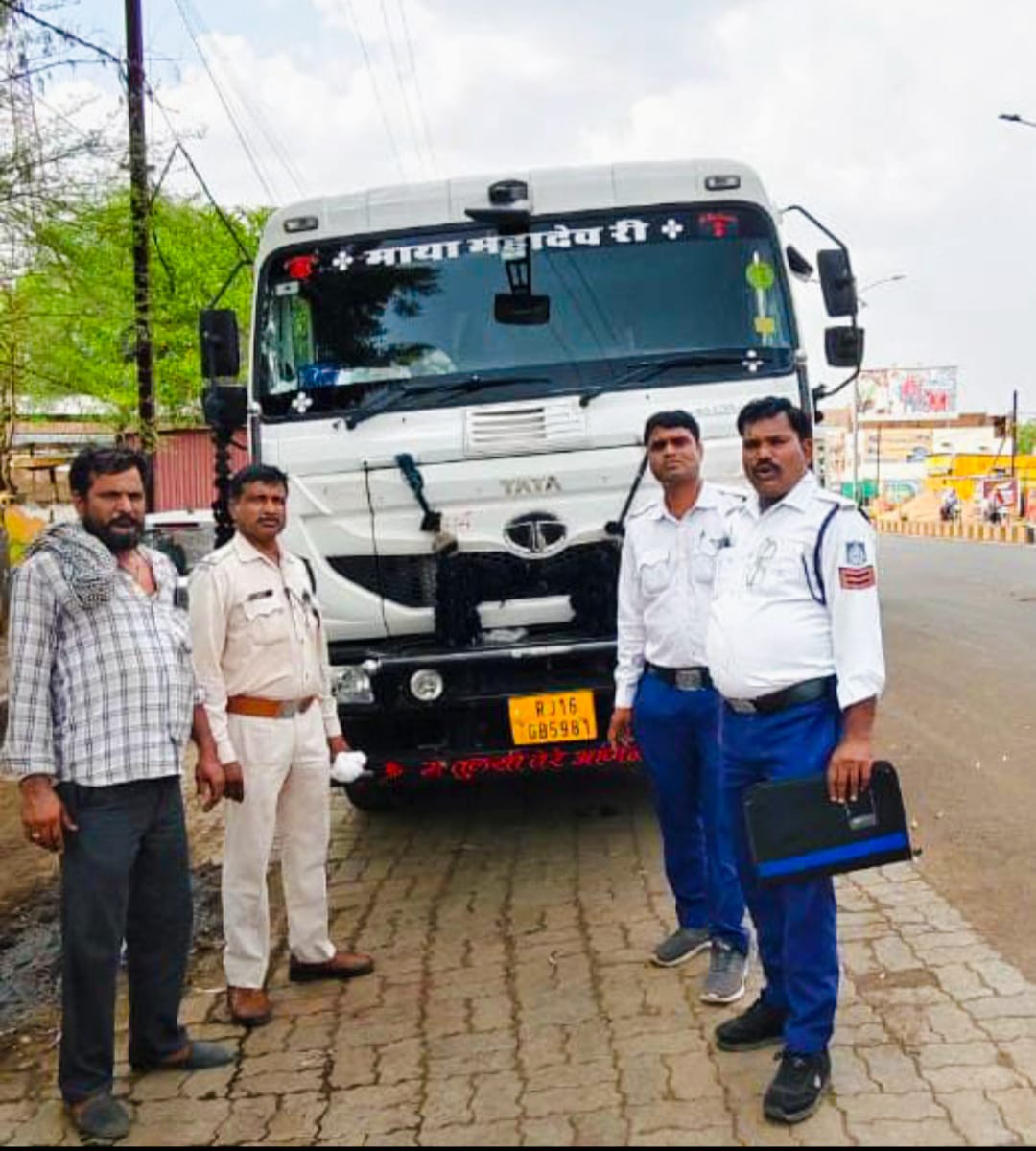 यातायात पुलिस ने पकड़ा ओवरलोड डंपर, यातायात पुलिस ने पकड़ा ओवरलोड डंपर,