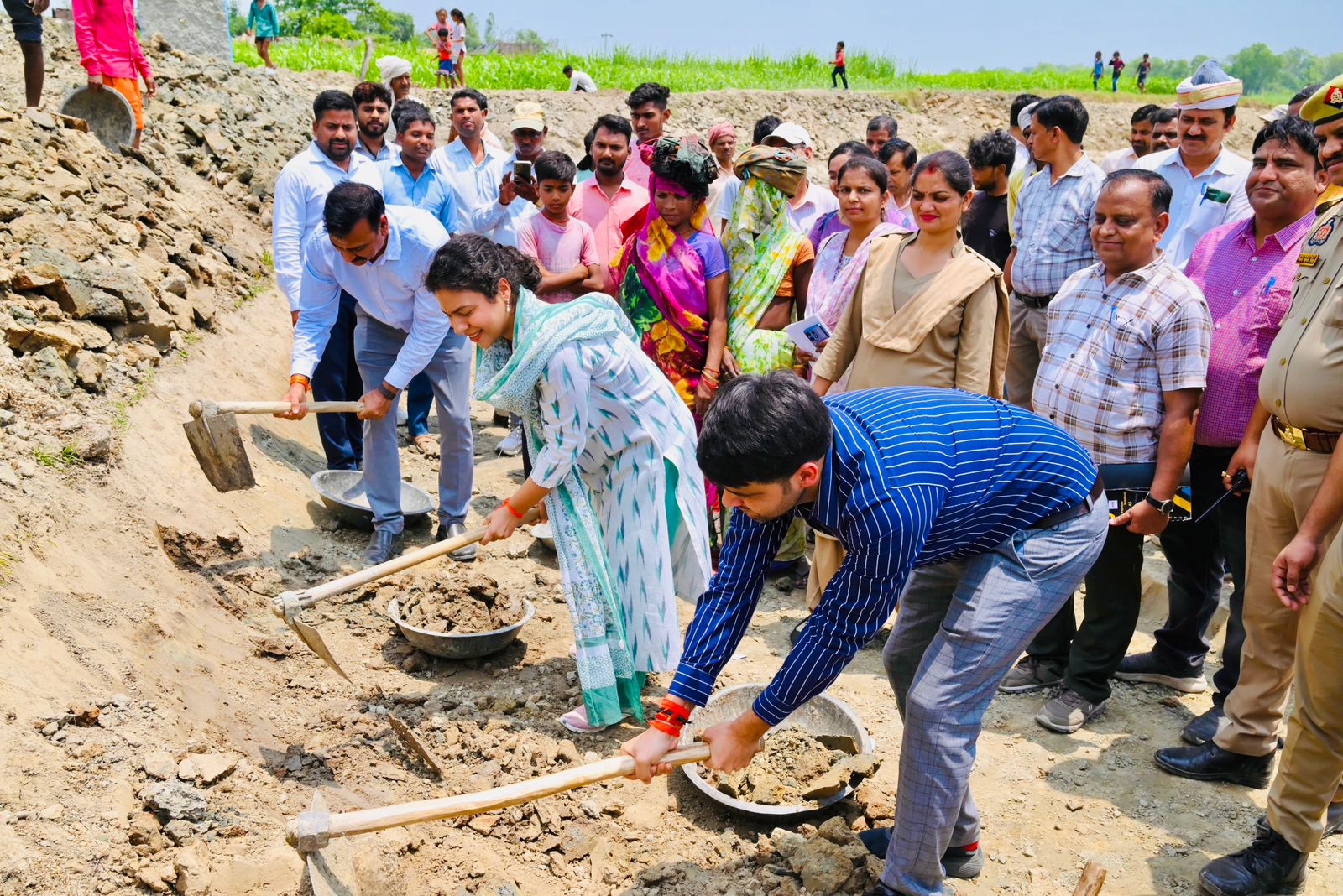 तालाब की खुदाई के समय फावड़े से मिट्टी हटाती डीएम दुर्गा शक्ति नागपाल व सीडीओ अभिषेक कुमार व अन्य अधिकारी तालाब की खुदाई के समय फावड़े से मिट्टी हटाती डीएम दुर्गा शक्ति नागपाल व सीडीओ अभिषेक कुमार व अन्य अधिकारी