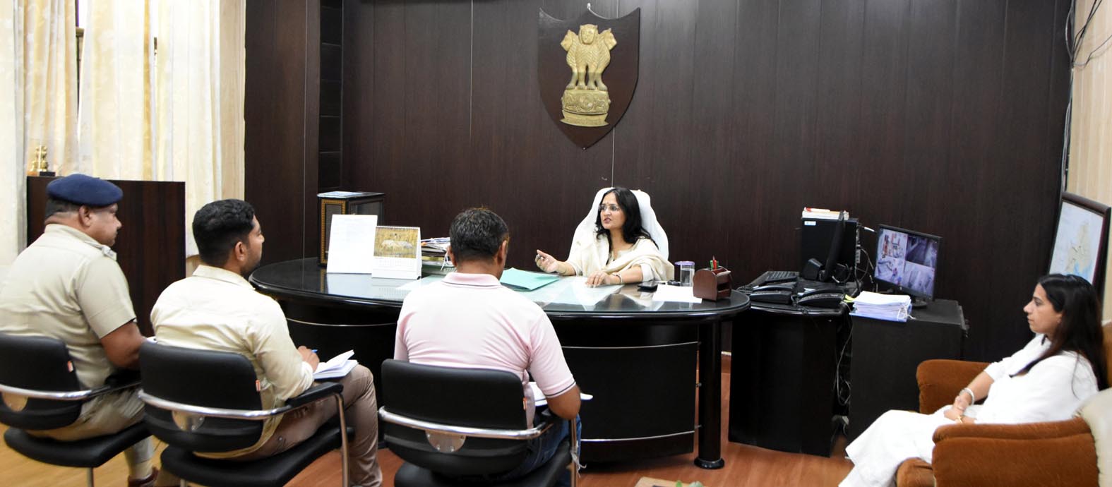 एसडीएम शिखा समीक्षा बैठक करते हुए एसडीएम शिखा समीक्षा बैठक करते हुए