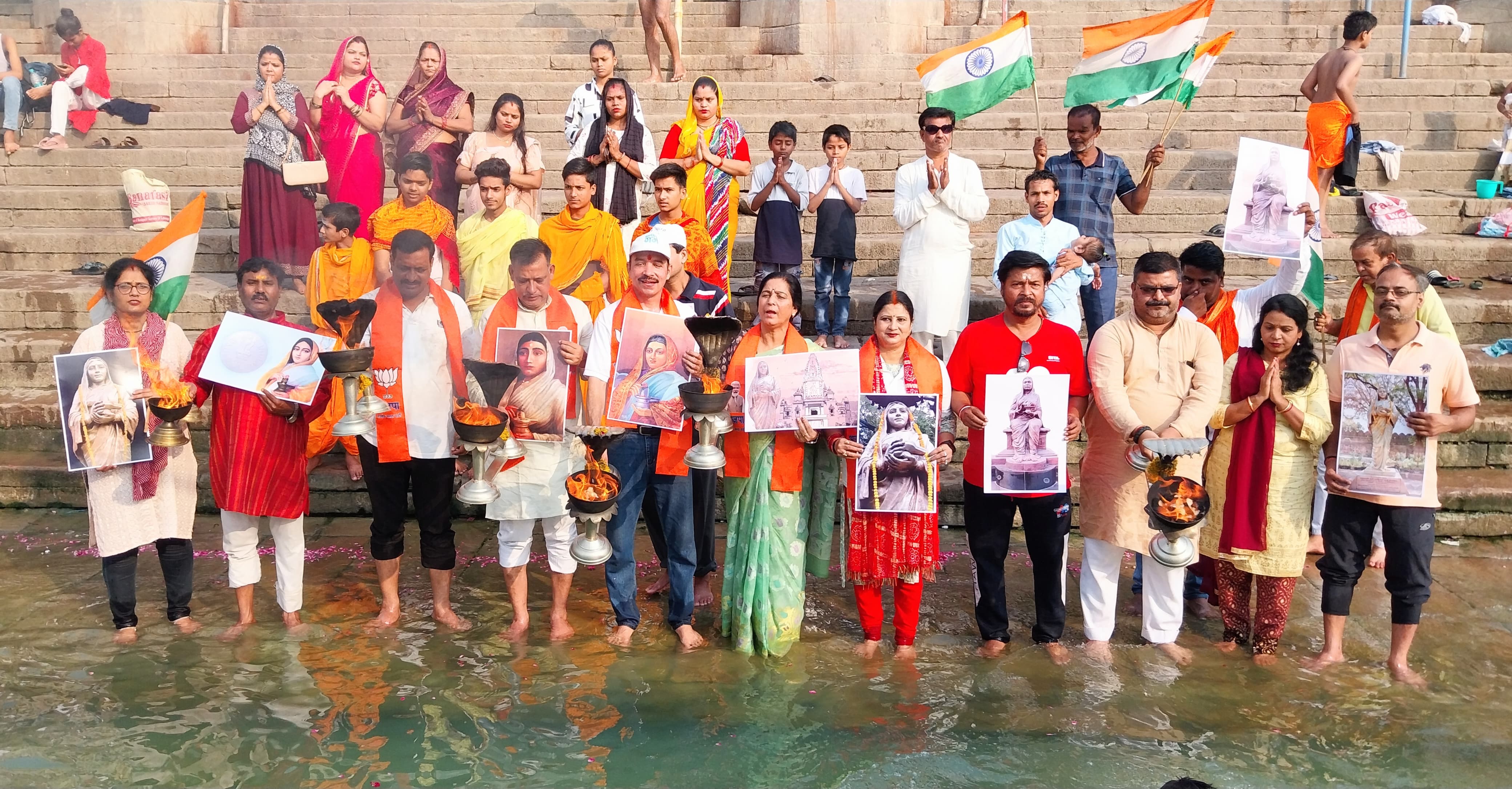 गंगा आरती करते भाजपा नेता व नमामि गंगे के सदस्य