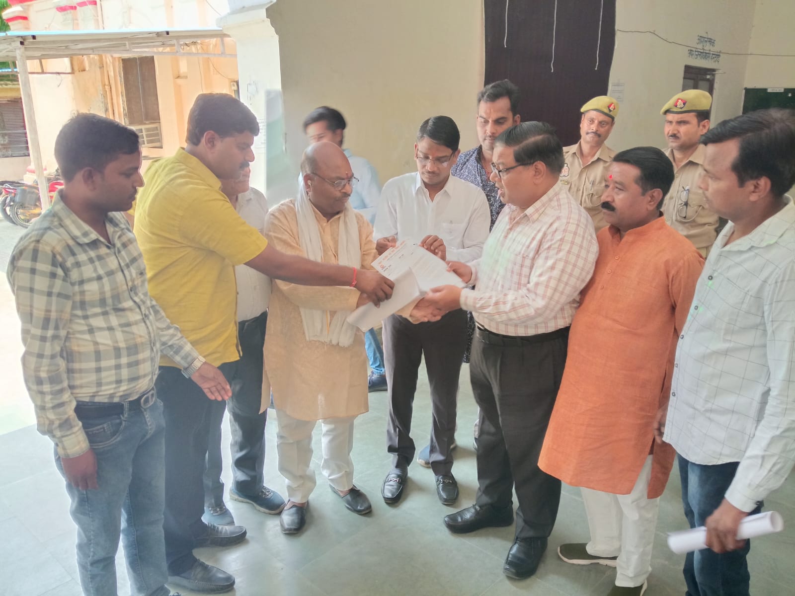 छिबरामऊ की रुचि की मौत पर हरदोई के सर्व वैश्य समाज में उबाल मुख्यमंत्री को संबोधित ज्ञापन जिला प्रशासन को सौपा छिबरामऊ की रुचि की मौत पर हरदोई के सर्व वैश्य समाज में उबाल मुख्यमंत्री को संबोधित ज्ञापन जिला प्रशासन को सौपा