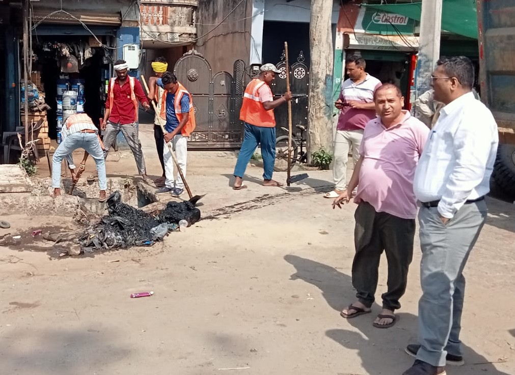 शहर में नालों की सफाई का निरीक्षण करते उपायुक्त स्वप्निल रविंद्र पाटिल।