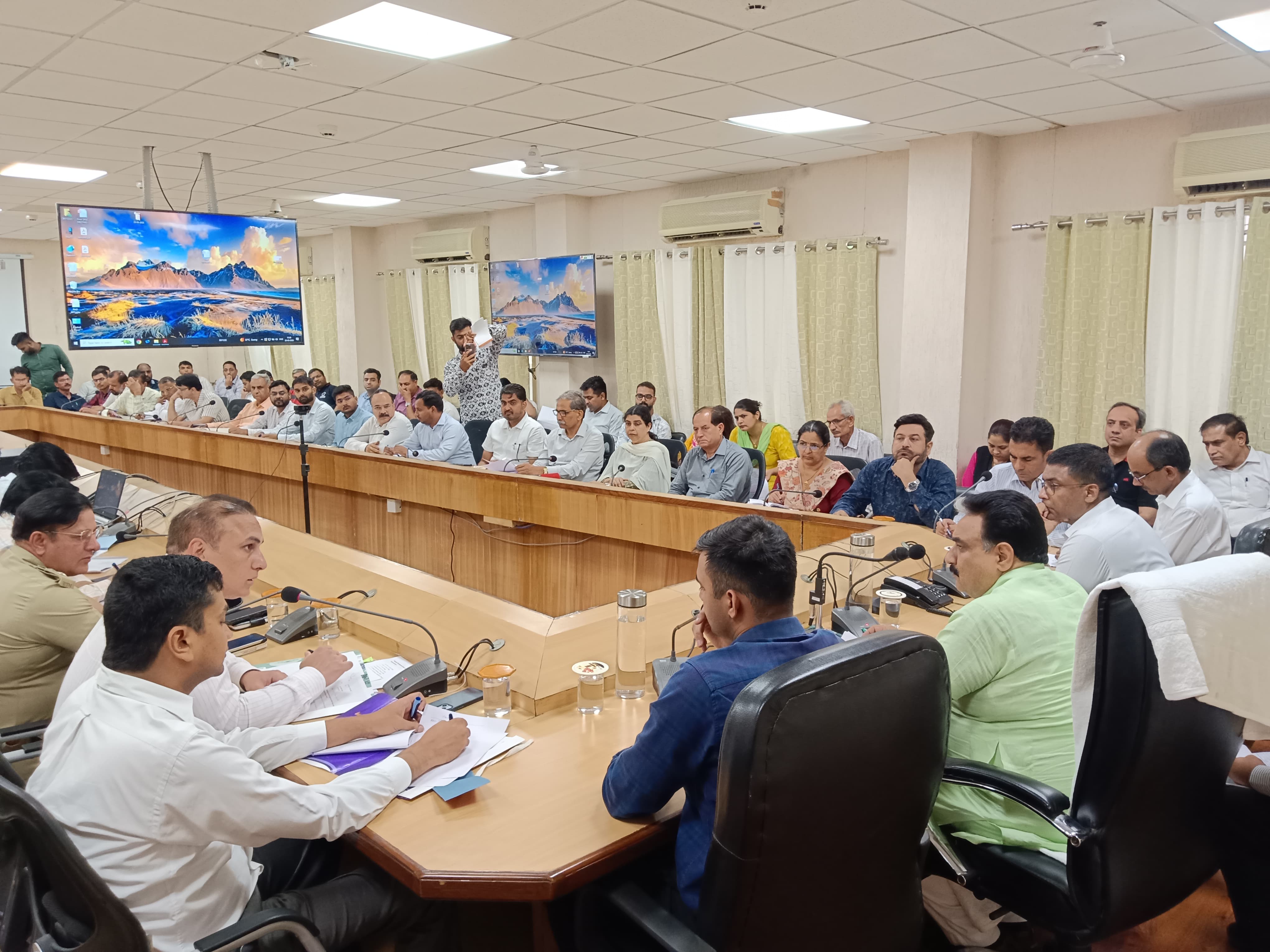 बैठक की अध्यक्षता करते हुए डिप्टी स्पीकर डा. कृष्ण मिड्ढा। बैठक की अध्यक्षता करते हुए डिप्टी स्पीकर डा. कृष्ण मिड्ढा।