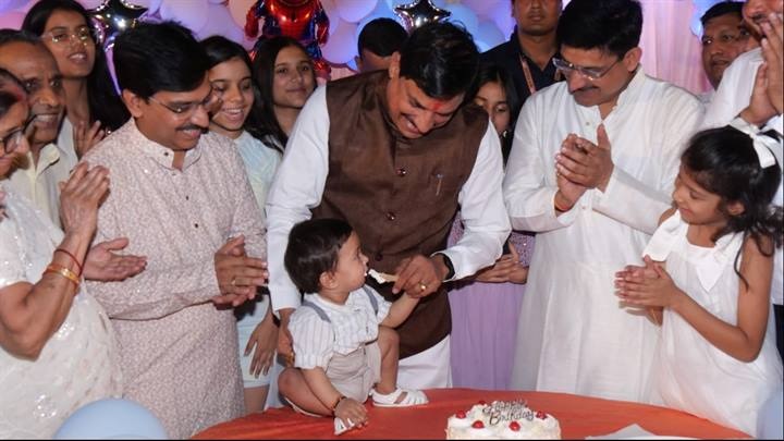 पत्रकार भदौरिया के भतीजे के जन्मदिन कार्यक्रम में शामिल हुए मुख्यमंत्री पत्रकार भदौरिया के भतीजे के जन्मदिन कार्यक्रम में शामिल हुए मुख्यमंत्री