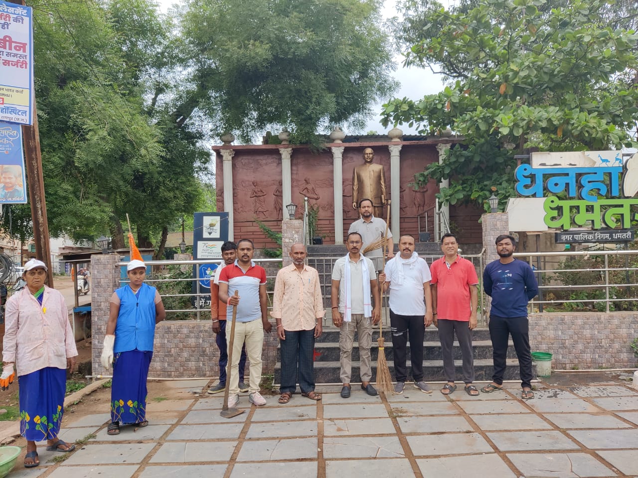 सफाई के बाद समूह में खड़े हुए निगम कर्मचारी व अन्य। सफाई के बाद समूह में खड़े हुए निगम कर्मचारी व अन्य।
