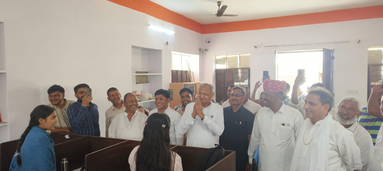 पूर्व मुख्यमंत्री अशोक गहलोत ने देखा तबीजी ग्राम पंचायत भवन, मनरेगा कर्मियों से मिले पूर्व मुख्यमंत्री अशोक गहलोत ने देखा तबीजी ग्राम पंचायत भवन, मनरेगा कर्मियों से मिले