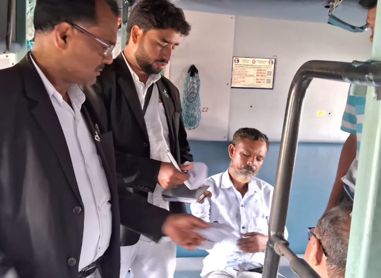 टिकट चेकिंग अभियान में लगे टीटीई टिकट चेकिंग अभियान में लगे टीटीई