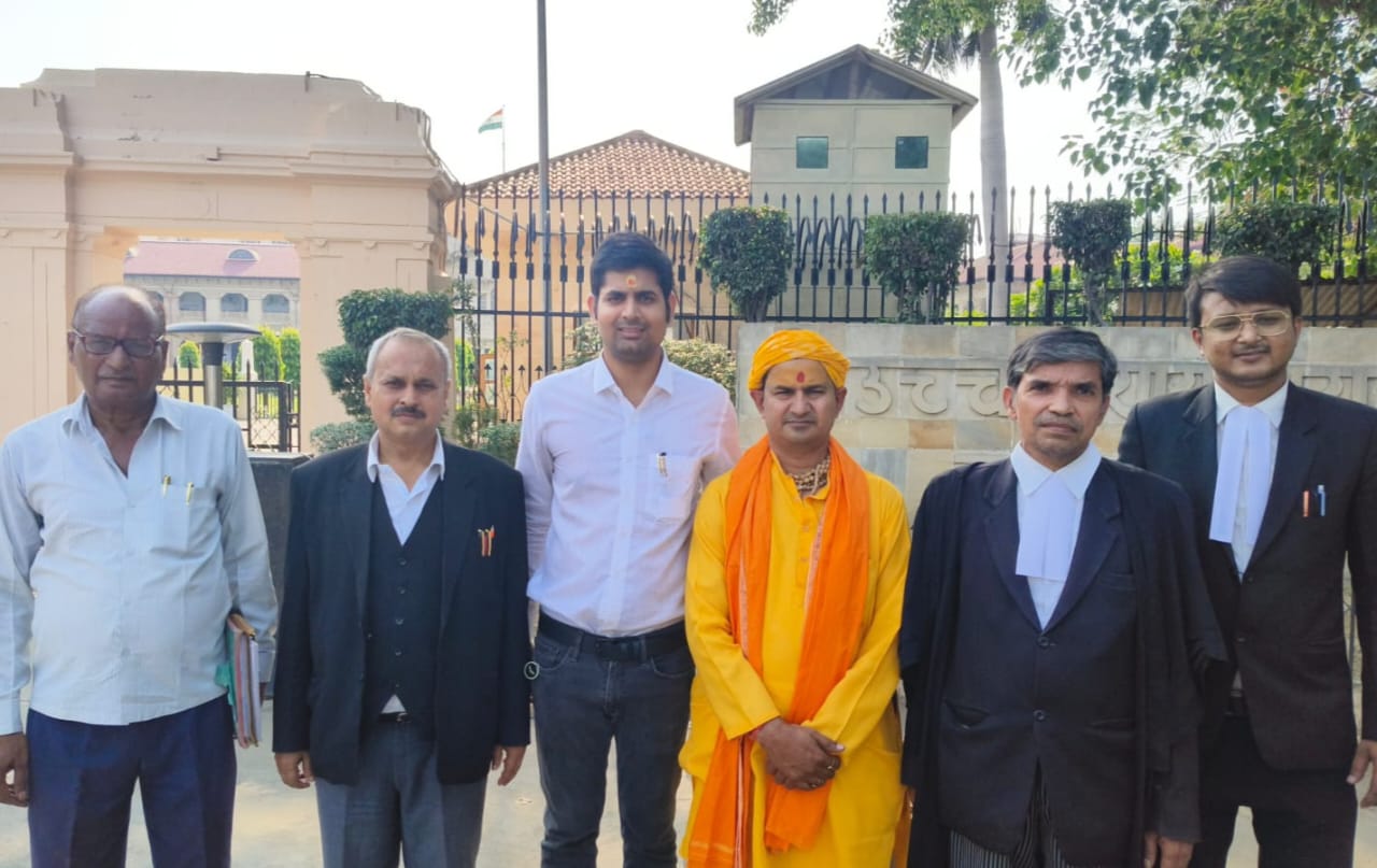 प्रयागराज हाईकाेर्ट के बाहर अधिवक्ताअेां के साथ दिनेश फलाहारी