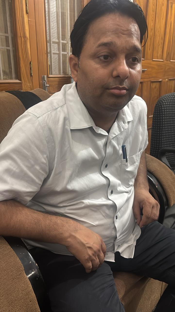 सार्वजनिक निर्माण विभाग का अधिशाषी अभियंता तीन लाख रुपये की रिश्वत लेते गिरफ्तार सार्वजनिक निर्माण विभाग का अधिशाषी अभियंता तीन लाख रुपये की रिश्वत लेते गिरफ्तार
