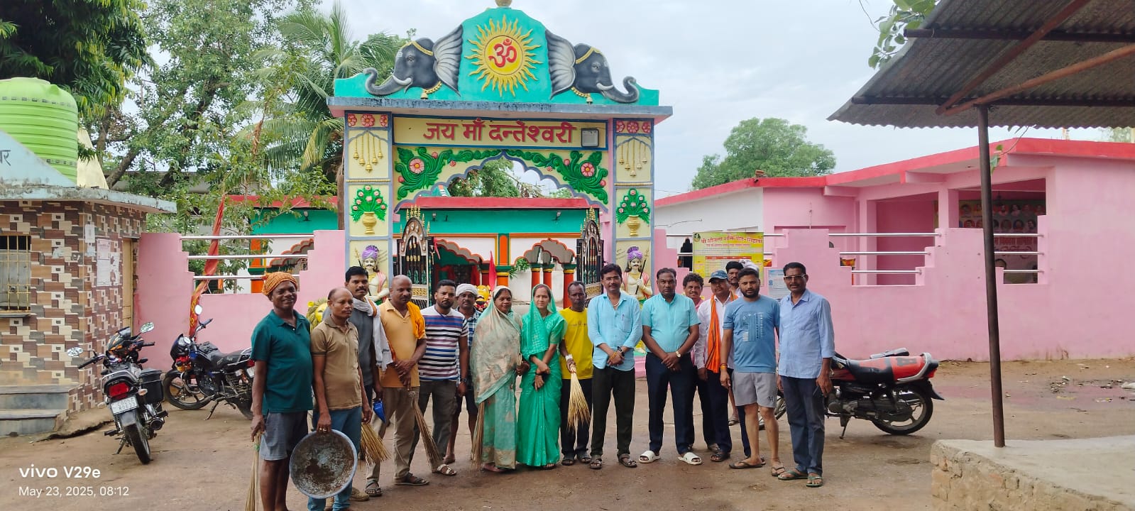 समूह में खड़े हुए भारतीय जनता पार्टी मंडल बेलरगांव के सदस्य। समूह में खड़े हुए भारतीय जनता पार्टी मंडल बेलरगांव के सदस्य।