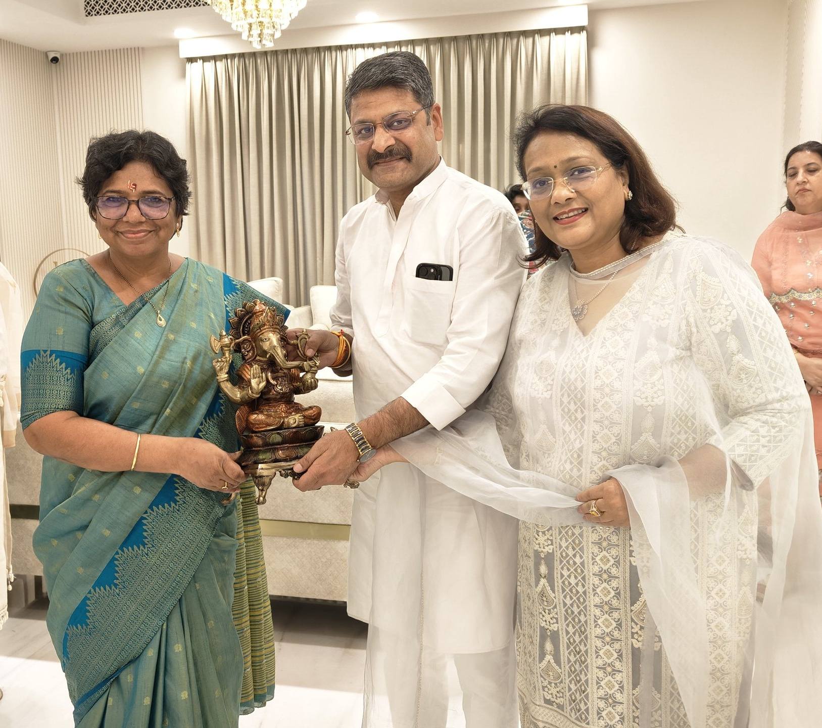 राष्ट्रीय महिला आयोग की अध्यक्ष विजया रहाटकर का स्वागत करते नगर विधायक रितेश गुप्ता राष्ट्रीय महिला आयोग की अध्यक्ष विजया रहाटकर का स्वागत करते नगर विधायक रितेश गुप्ता