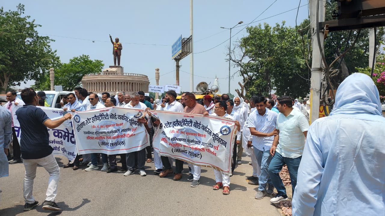 प्रदर्शन करते हुए बिजली निगम कर्मचारी। प्रदर्शन करते हुए बिजली निगम कर्मचारी।