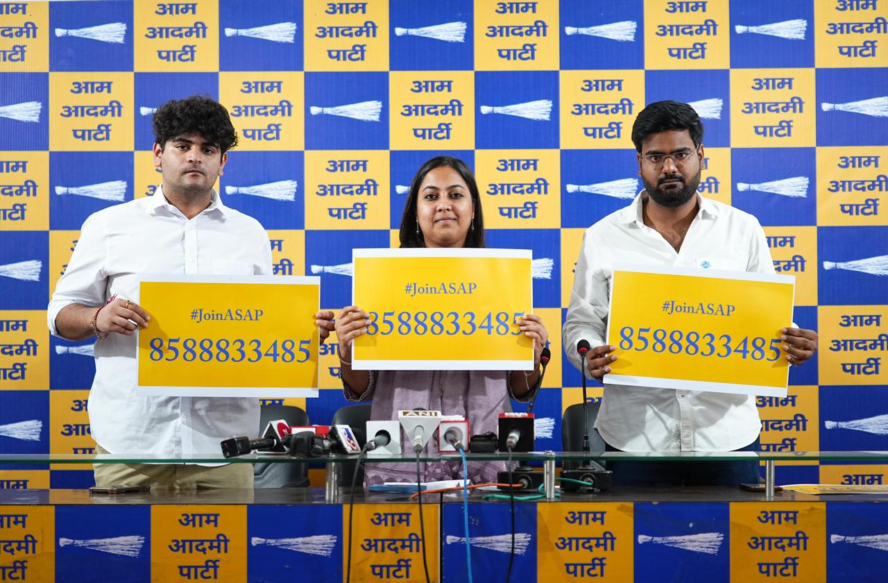एसैप के सदस्य ईशना गुप्ता, अयान राय और कमल तिवारी