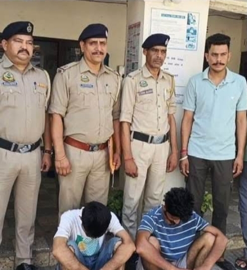 पकड़े गए चोर पुलिस टीम के साथ। पकड़े गए चोर पुलिस टीम के साथ।