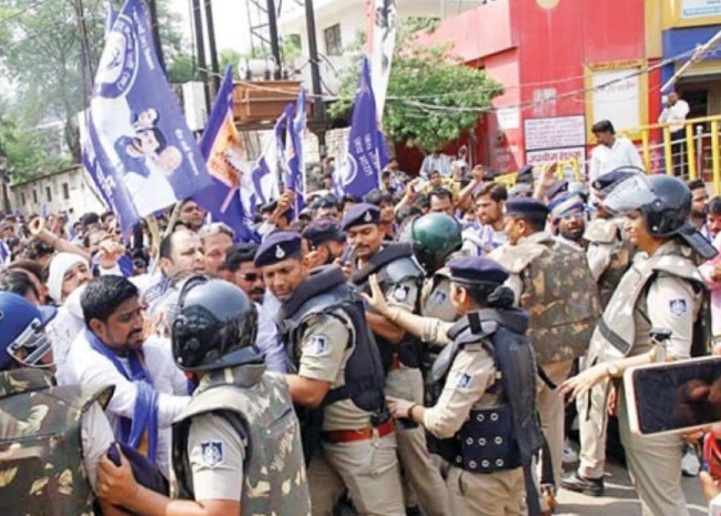 ग्वालियर हाईकोर्ट में डॉ. अम्बेडकर की प्रतिमा लगाने को लेकर भीम आर्मी का प्रदर्शन (फाइल फोटो)