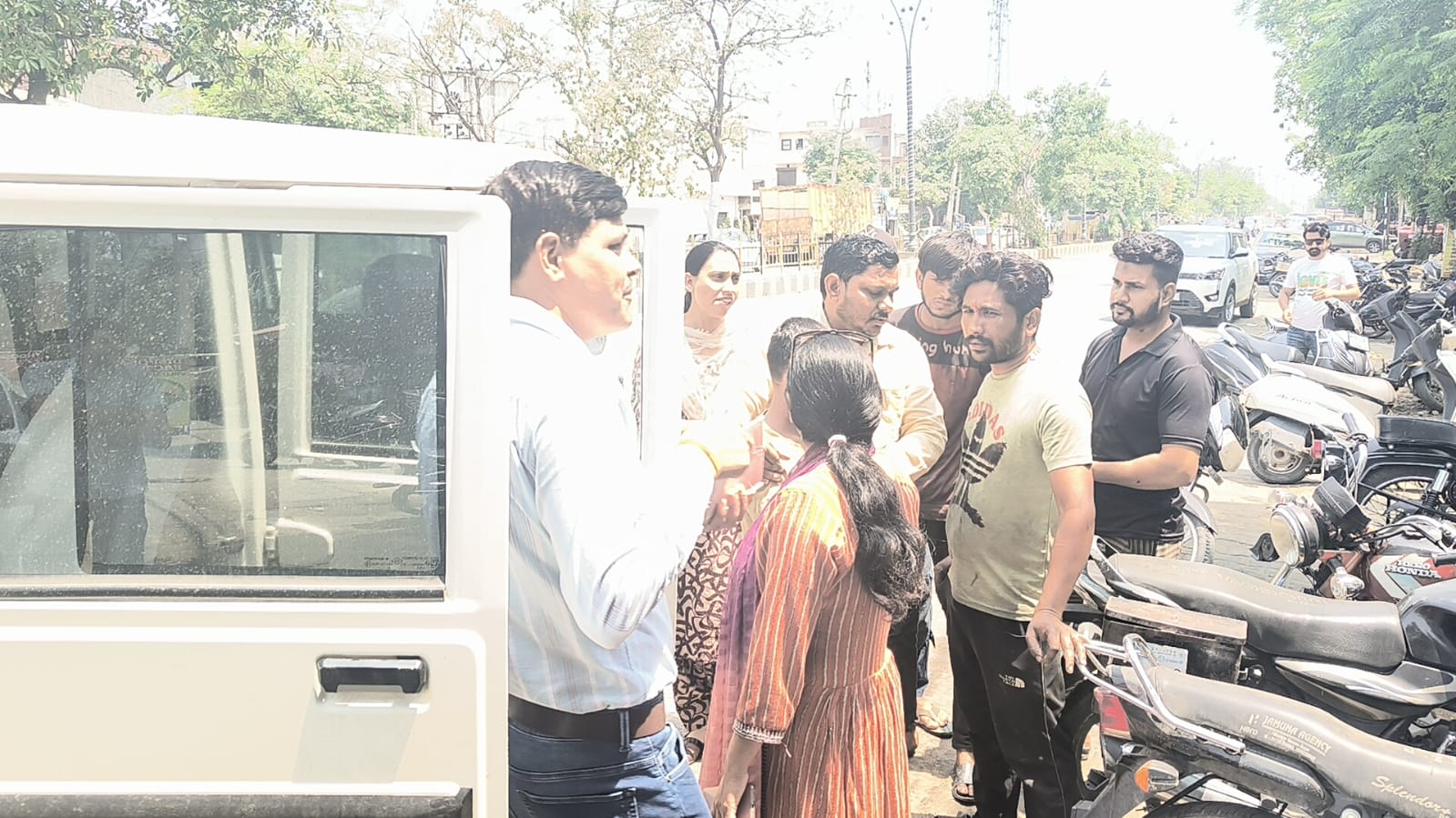 अभियान के दौरान बाल संरक्षण विभाग की टीम