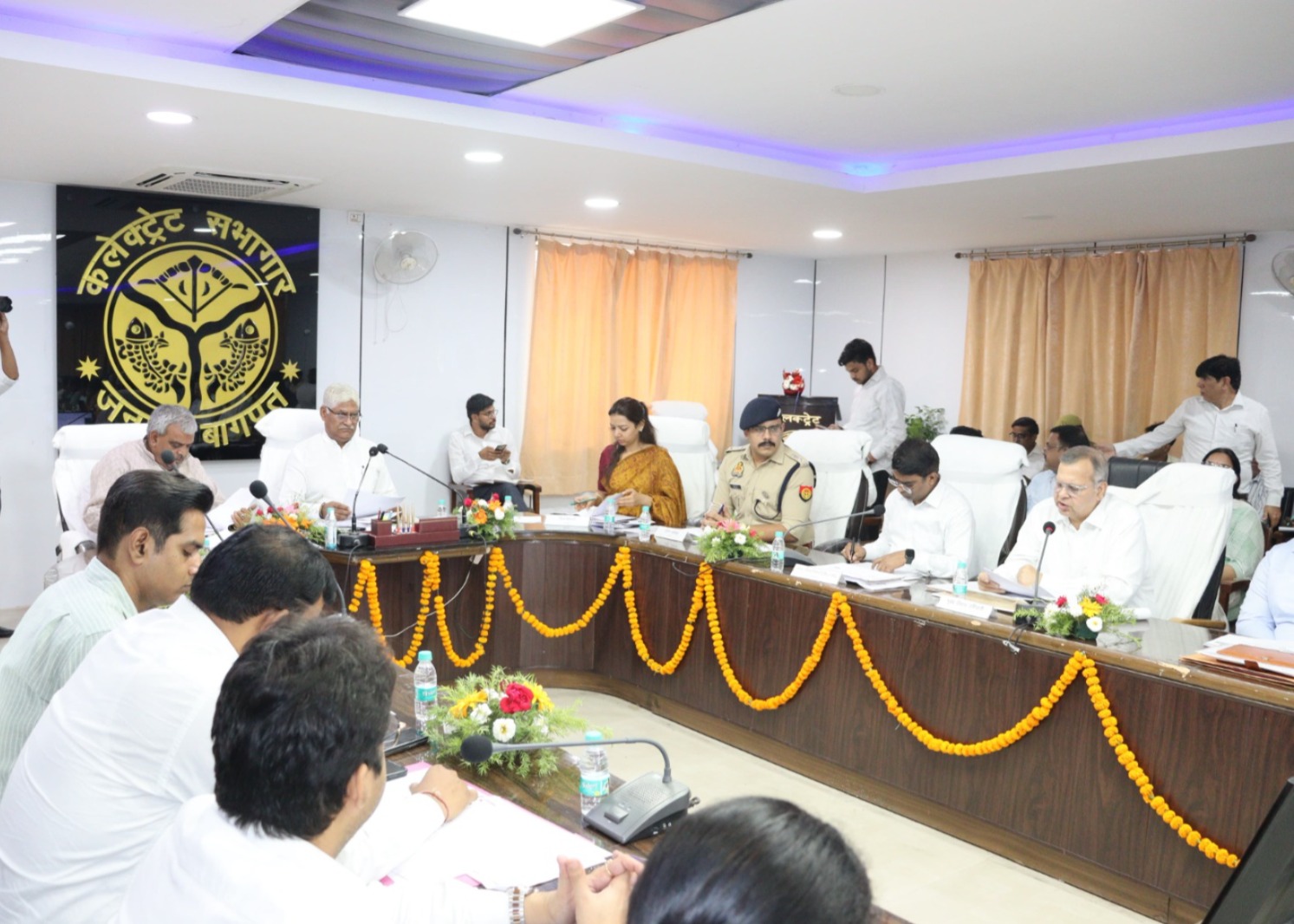 समीक्षा बैठक लेते प्रभारी मंत्री जसवंत सैनी समीक्षा बैठक लेते प्रभारी मंत्री जसवंत सैनी