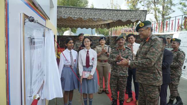 सामुदायिक रेडियाे का शुभारंभ करते लेफ्टिनेंट जनरल अनिन्द्या सेनगुप्ता। सामुदायिक रेडियाे का शुभारंभ करते लेफ्टिनेंट जनरल अनिन्द्या सेनगुप्ता।